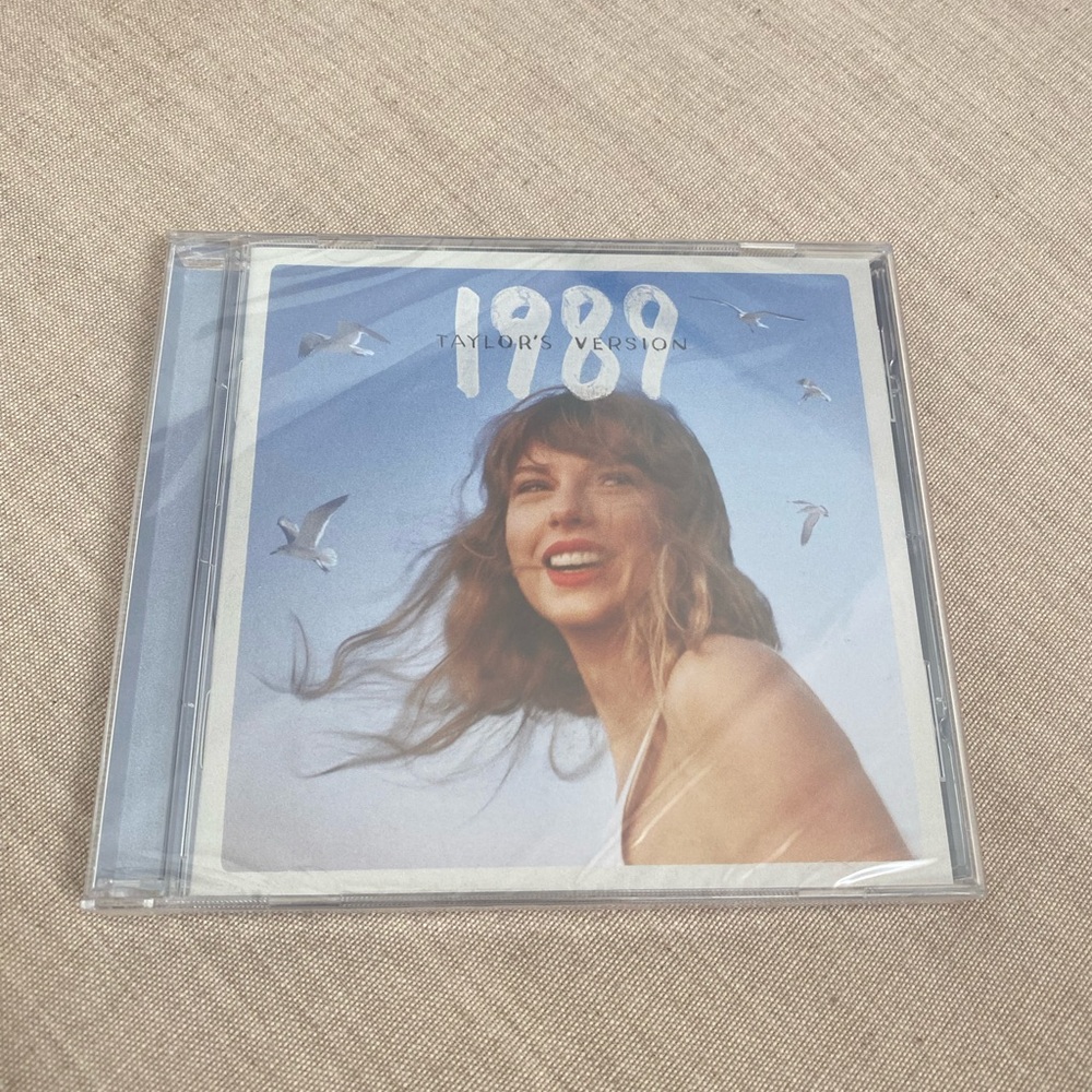 NWT Taylor Swift 1989 Taylor’s Version Crystal Skies Blue Edition Deluxe CD